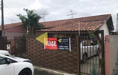 Imagem: A casa possui 3 Dormitórios, 1 Banheiro, 2 Vagas na garagem