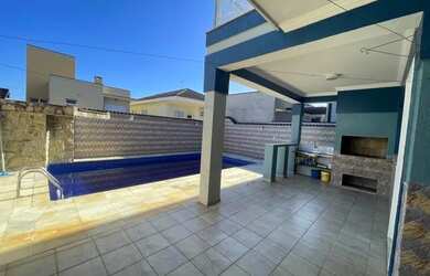 Imagem: A casa em condomínio possui 4 Dormitórios, 5 Banheiros, 4