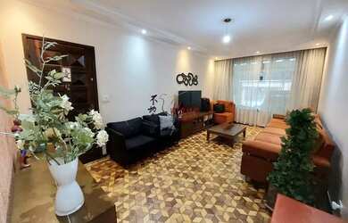 Imagem: A casa possui 3 Dormitórios, 3 Banheiros, 2 Vagas na garagem