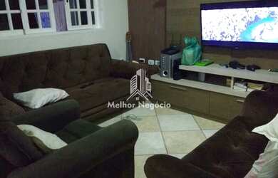 Imagem: A casa possui 3 Dormitórios, 2 Banheiros, 2 Vagas na garagem