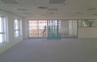 Imagem: O depósito possui 3 Vagas na garagem e 107m² de Área e está