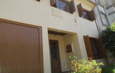 Imagem: A casa possui 3 Dormitórios, 2 Banheiros, 3 Vagas na garagem