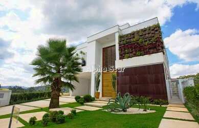 Imagem: A casa em condomínio possui 5 Dormitórios, 5 Banheiros, 4