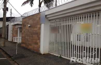 Imagem: A casa possui 3 Dormitórios, 5 Banheiros, 300m² de Área e