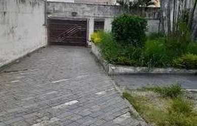 Imagem: A casa possui 4 Dormitórios, 2 Banheiros, 5 Vagas na garagem