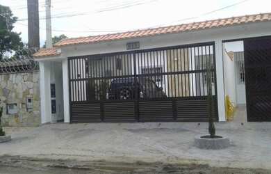 Imagem: A casa possui 2 Dormitórios, 1 Banheiro, 2 Vagas na garagem