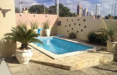 Imagem: A casa possui 4 Dormitórios e 4 Vagas na garagem e está localizado