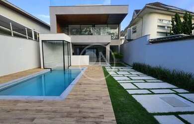 Imagem: A casa em condomínio possui 4 Dormitórios, 4 Banheiros, 4