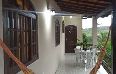 Imagem: A casa possui 3 Dormitórios, 2 Banheiros, 2 Vagas na garagem