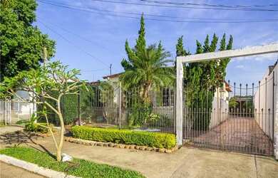 Imagem: A casa possui 4 Vagas na garagem, 300m² de Área e está localizado