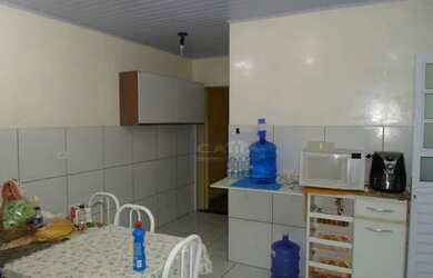 Imagem: A casa possui 3 Dormitórios, 2 Banheiros, 2 Vagas na garagem