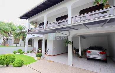 Imagem: A casa possui 4 Dormitórios, 4 Banheiros, 2 Vagas na garagem