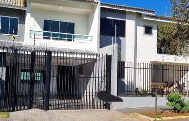 Imagem: A casa possui 3 Dormitórios, 3 Banheiros, 2 Vagas na garagem