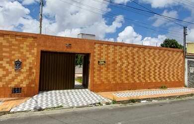 Imagem: A casa possui 5 Dormitórios, 4 Banheiros, 5 Vagas na garagem