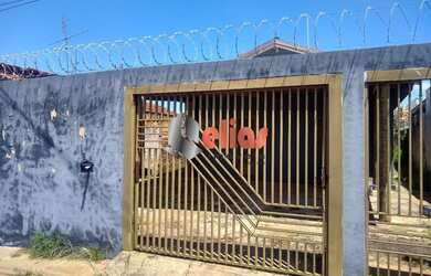 Imagem: A casa possui 2 Dormitórios, 1 Banheiro, 2 Vagas na garagem