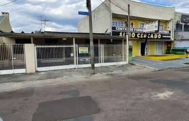 Imagem: A casa possui 4 Dormitórios, 3 Banheiros, 3 Vagas na garagem