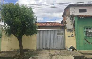 Imagem: A casa possui 3 Dormitórios, 2 Banheiros, 3 Vagas na garagem
