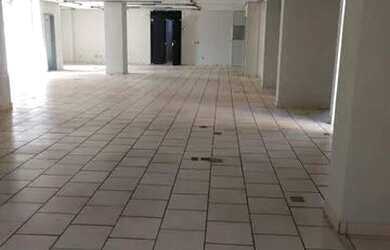 Imagem: O depósito possui 1 Vaga na garagem e 445m² de Área e está