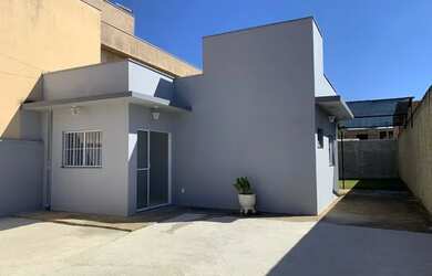 Imagem: A casa possui 1 Dormitório, 1 Banheiro, 5 Vagas na garagem