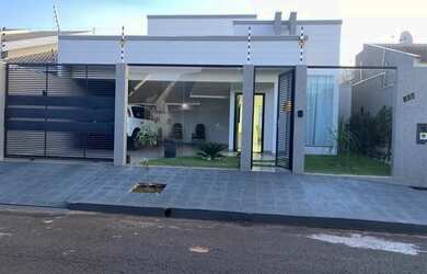 Imagem: A casa possui 3 Dormitórios, 2 Banheiros, 2 Vagas na garagem