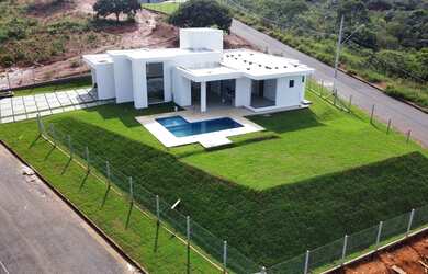 Imagem: A casa em condomínio possui 4 Dormitórios, 4 Banheiros, 4