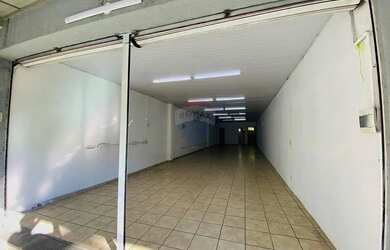 Imagem: O depósito possui 5 Vagas na garagem, 137m² de Área e está