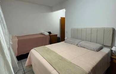 Imagem: O apartamento possui 2 Dormitórios, Acomodam 5 pessoas e 1