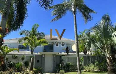 Imagem: A casa em condomínio possui 5 Dormitórios, 5 Banheiros, 714m²