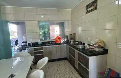 Imagem: A casa possui 2 Dormitórios, 2 Banheiros, 2 Vagas na garagem