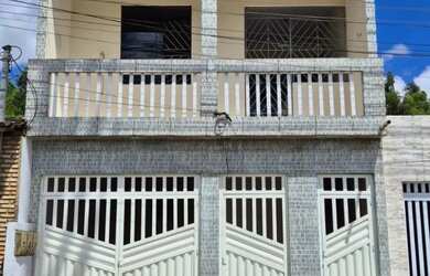 Imagem: A casa possui 4 Dormitórios, 2 Banheiros, 1 Vaga na garagem