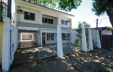 Imagem: A casa possui 4 Dormitórios, 4 Banheiros, 2 Vagas na garagem