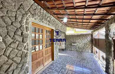 Imagem: A casa possui 3 Dormitórios, 3 Banheiros, 1 Vaga na garagem