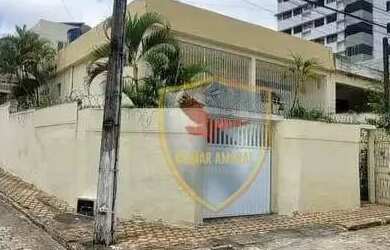 Imagem: A casa possui 5 Dormitórios, 3 Banheiros, 3 Vagas na garagem