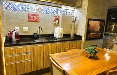 Imagem: A casa possui 3 Dormitórios, 4 Banheiros, 2 Vagas na garagem