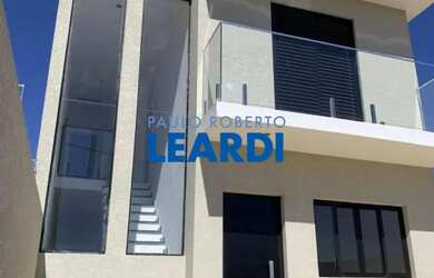 Imagem: A casa possui 3 Dormitórios, 4 Banheiros, 2 Vagas na garagem