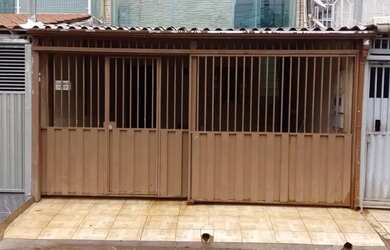 Imagem: A casa possui 2 Dormitórios, 1 Banheiro, 1 Vaga na garagem