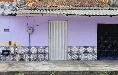 Imagem: A casa possui 3 Dormitórios, 3 Banheiros e 2 Vagas na garagem