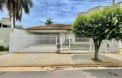 Imagem: A casa em condomínio possui 3 Dormitórios, 2 Banheiros e 3