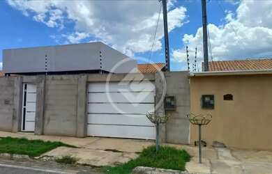 Imagem: A casa possui 3 Dormitórios, 2 Banheiros, 4 Vagas na garagem