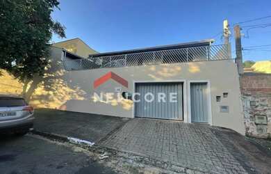 Imagem: A casa possui 3 Dormitórios, 3 Banheiros, 4 Vagas na garagem