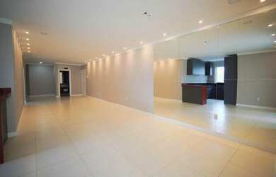 Imagem: O apartamento possui 4 Dormitórios, 5 Banheiros, 3 Vagas na