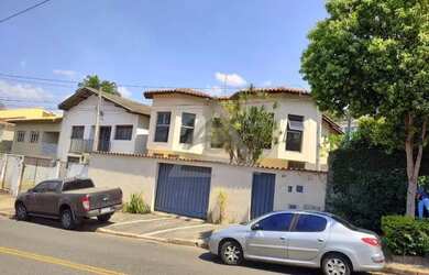 Imagem: A casa possui 3 Dormitórios, 4 Banheiros, 4 Vagas na garagem