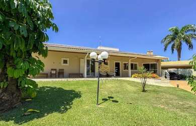 Imagem: A casa em condomínio possui 4 Dormitórios, 5 Banheiros, 5