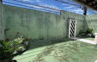 Imagem: A casa possui 3 Dormitórios, 2 Banheiros e está localizado