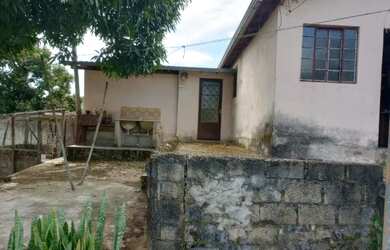 Imagem: A casa possui 3 Dormitórios, 1 Banheiro, 2 Vagas na garagem