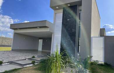 Imagem: A casa em condomínio possui 3 Dormitórios, 1 Banheiro, 4 Vagas