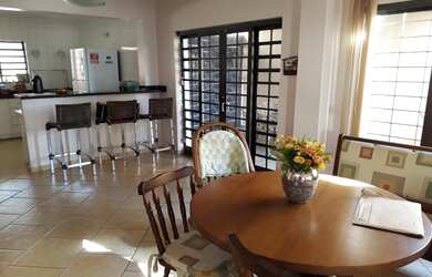 Imagem: A casa possui 3 Dormitórios, 2 Banheiros, 3 Vagas na garagem