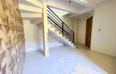 Imagem: A casa possui 3 Dormitórios, 2 Banheiros, 2 Vagas na garagem