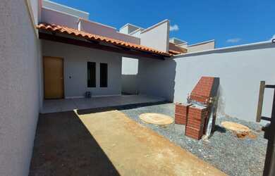 Imagem: A casa possui 3 Dormitórios, 2 Banheiros, 2 Vagas na garagem