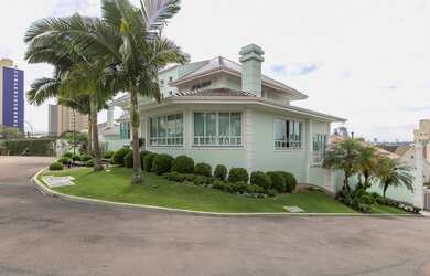 Imagem: A casa em condomínio possui 4 Dormitórios, 5 Banheiros, 5